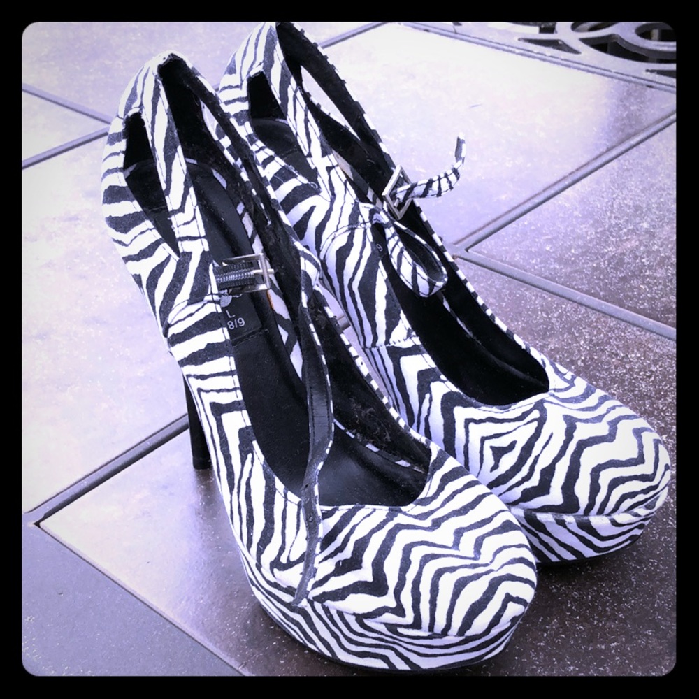 Rue 21 Size 8 zebra print 5” stilettos